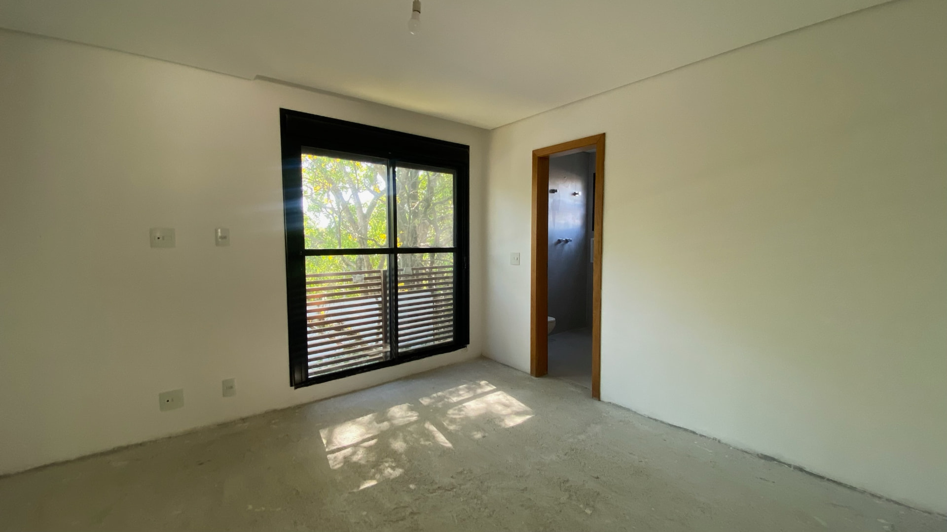 Suíte com janela para o jardim